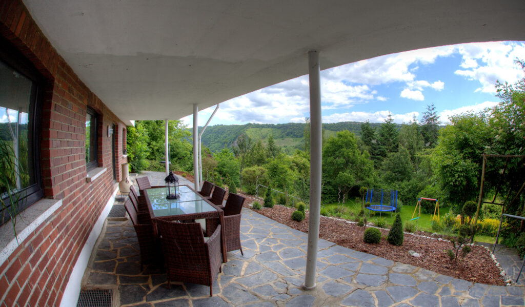 Die sonnige und ruhige Terrasse der Wohnung